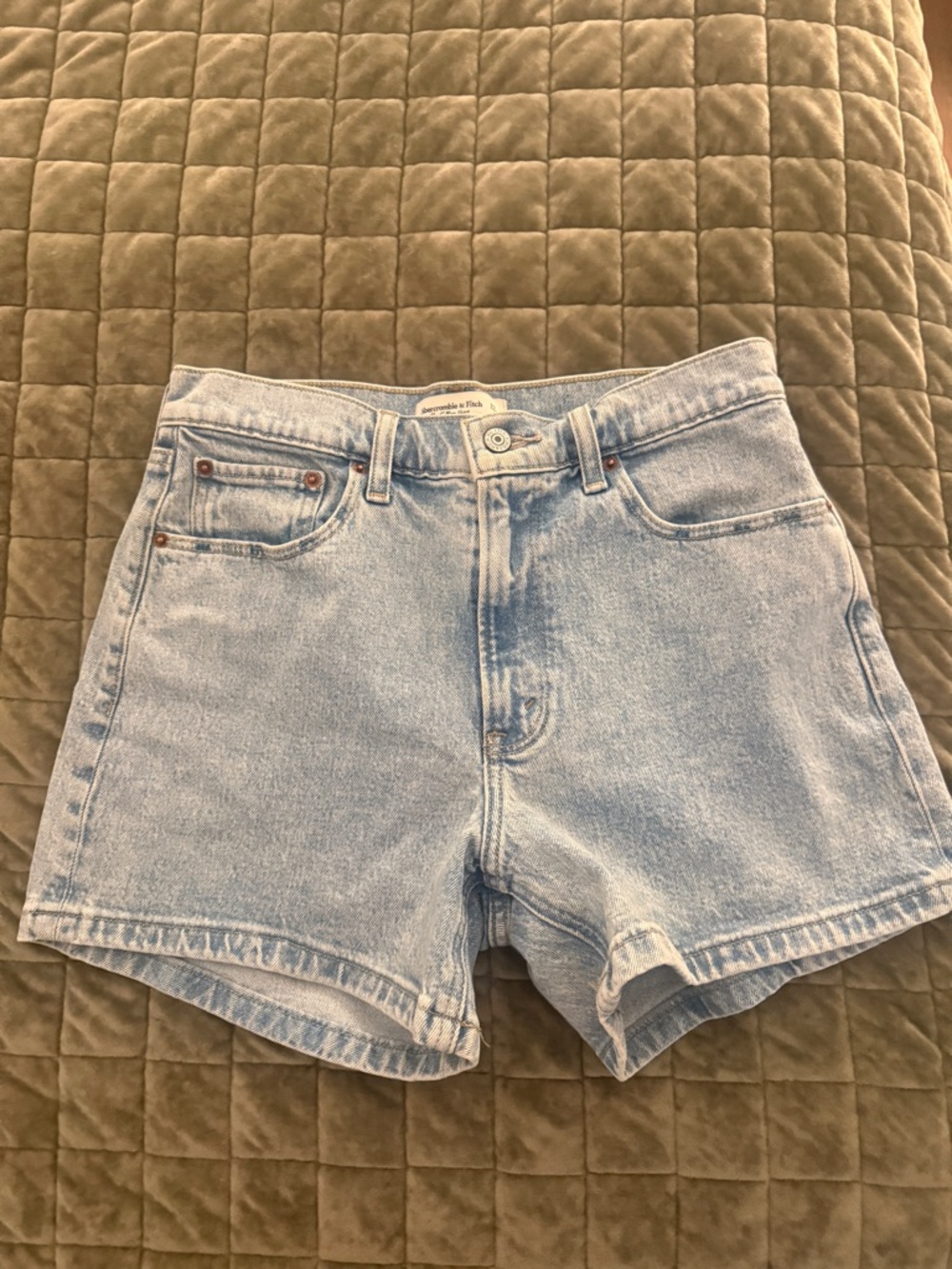 Abercrombie & Fitch 4” Mom Short High Rise Light Denim